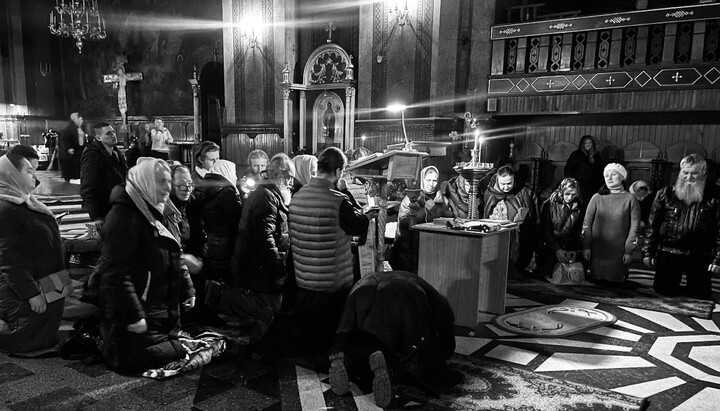 Nighttime prayer at the Cathedral in Chernivtsi. Photo: t.me/orthobuk