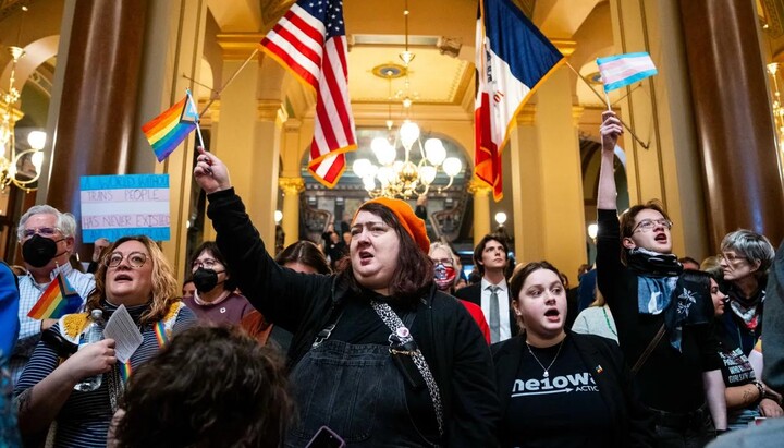 Протестувальники в Капітолії Айови. Фото: Des Moines Register
