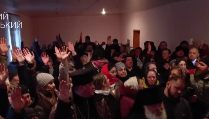 A dozen people out of all those present at the meeting in Stari Broskivtsi raised their hands "for the transition to the OCU". Photo: Dozor