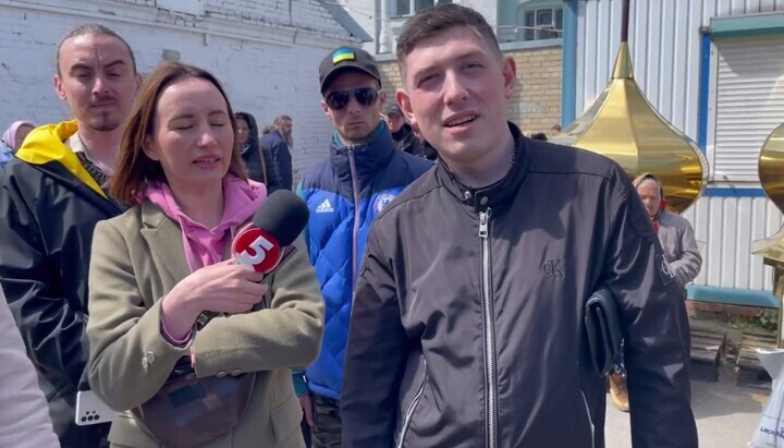Mage Veliar campaigning for the OCU at Kyiv-Pechersk Lavra. April 2023. Photo: UOJ