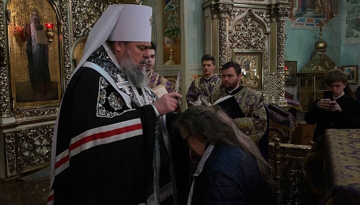 Μοναστική κουρά στον καθεδρικό ναό της Ουκρανικής Ορθόδοξης Εκκλησίας στην Κριβί Ριγ. Φωτογραφία: Επισκοπή Κριβί Ριγ