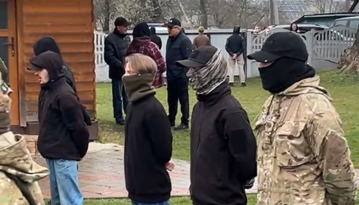 Бойовики ПЦУ біля Успенського храму УПЦ в с. Дубовиця. Фото: Скриншот відео Фейсбук