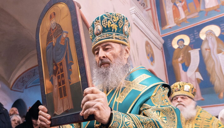 Metropolitan Onuphry with the icon of St. Philaret of the Zverynets Monastery. Photo: uoc-news.church