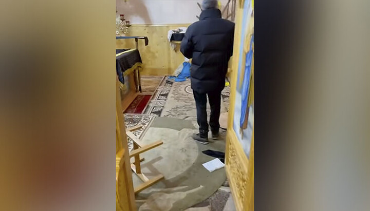 Алтарь Николаевского храма после захватчиков ПЦУ. Фото: Вірні Чернівецько-Буковинської єпархії УПЦ