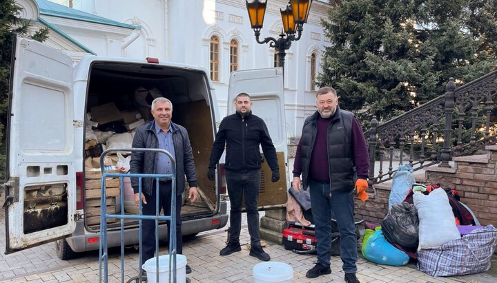 Буковинские верующие перевезли 30 тонн гуманитарки в Святогорскую лавру