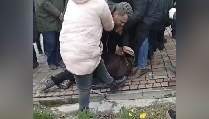 Грищук пробивається до храму УПЦ у Верхніх Станівцях. Фото: СПЖ