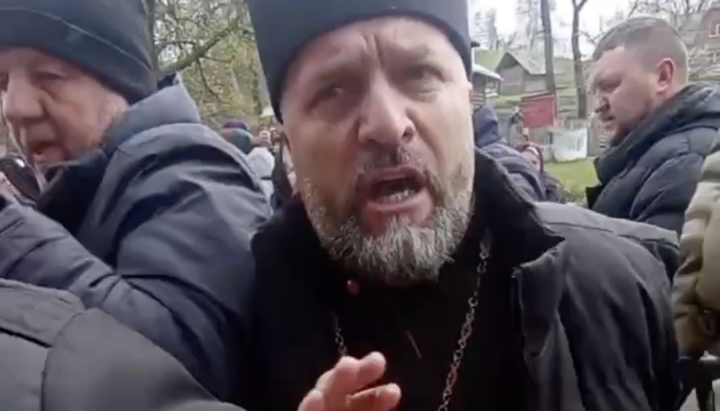 Клирик ПЦУ из с. Брусница Николай Хомьяк привез на захват в Верхние Становцы своих людей. Фото: СПЖ