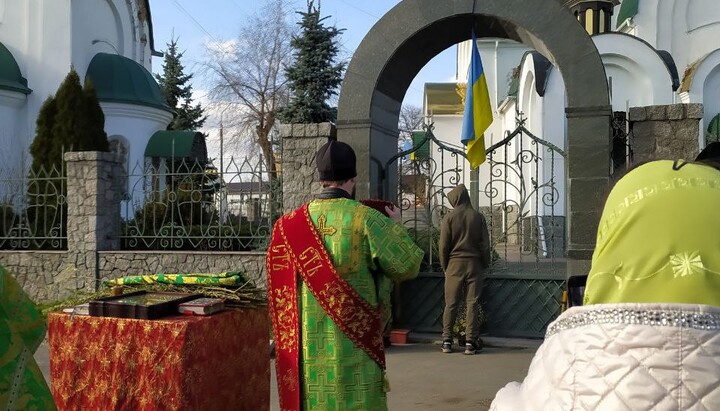 Активіст ПЦУ заважає службі біля храму Спаса Нерукотворного УПЦ в Корсунь-Шевченківському. Фото: Дозор