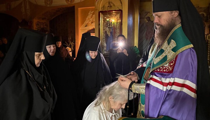 Αρχιεπίσκοπος Αρτσιζίου Βίκτωρ κουρεύει μοναχή στο μοναστήρι της Αναστάσεως της Ουκρανικής Ορθόδοξης Εκκλησίας. Φωτογραφία: Επισκοπή Οδησσού.