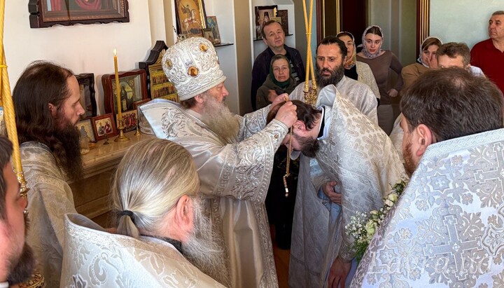 Metropolitan Pavel awards liturgical honors to the Lavra clergy. Photo: Lavra's Press Service