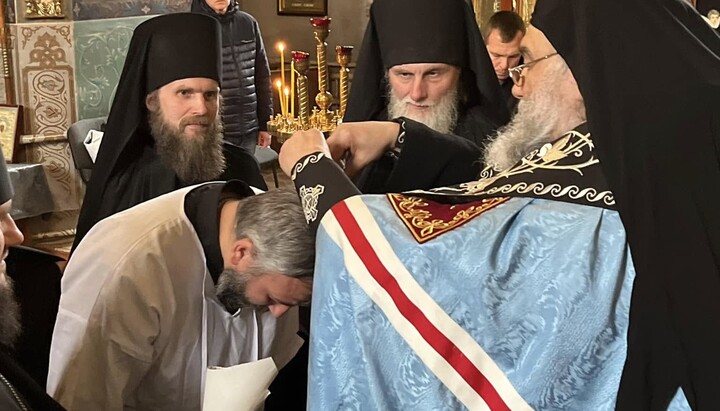 Metropolitan Agapit tonsured Priest Vitaly Tikhov. Photo: the eparchy's press service