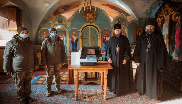 Митрополит Виктор с военными. Фото: пресс-служба Хмельницкой епархии