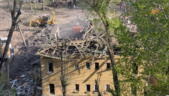 Один з зруйнованих будинків у Києві. Фото: Громадське