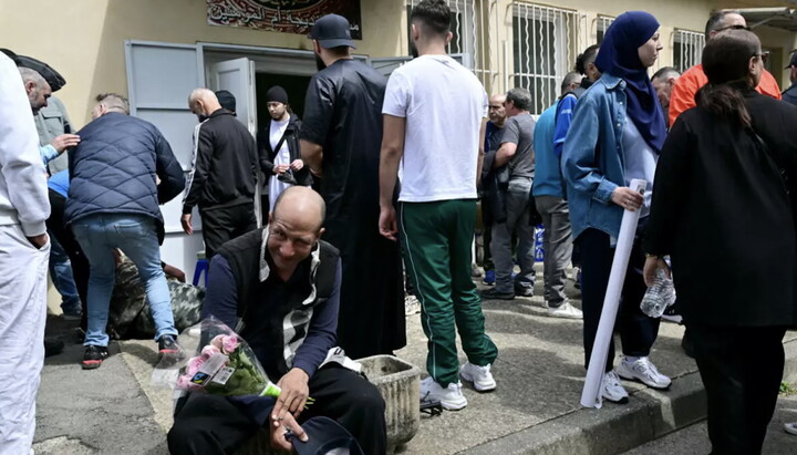 French people near the mosque where a Muslim was killed. Photo: france24.com