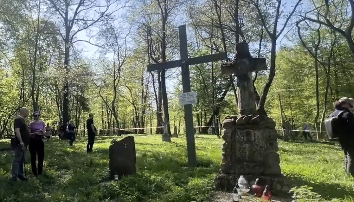A monument to the victims of the Volhynia massacre. Photo: rfi.fr