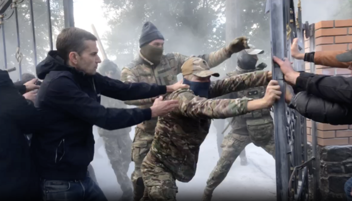 Assault by OCU activists on the UOC Cathedral in Cherkasy. Photo: UOJ