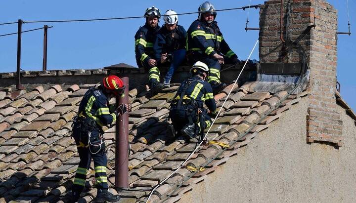 A chimney is installed on the Sistine Chapel. Photo: Vatican Media