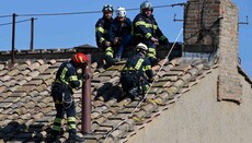 Vatican: a chimney installed on Sistine Chapel for papal conclave