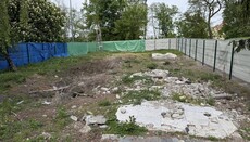 Сміття і бур'ян: у мережі показали, що зараз на місці знесеного Десятинного