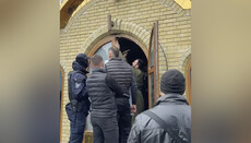 В Черкассах ПЦУ с властями захватили Андреевский храм, прихожан не пускают