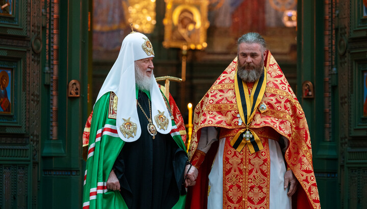 Patriarch Kirill awarded Priest Alexei Skripkin. Photo: ROC's Press Service