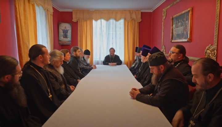 An emergency meeting held in the Cherkasy Eparchy of the UOC on May 10, 2025. Photo: a video screenshot by the eparchy’s press service