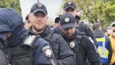 Верующая захваченного храма – сыну: Пока ты в окопах, полиция воюет в храме