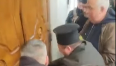 В сети показали, как клирик ПЦУ выламывает двери храма УПЦ в Заставне