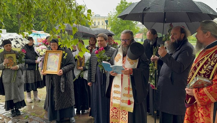 Єпископ Боровський Климент очолив молитву біля Володимиро-Ольгинського храму. Фото: Десятинний монастир