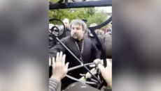 Чему учит священник, который взламывает двери храма?