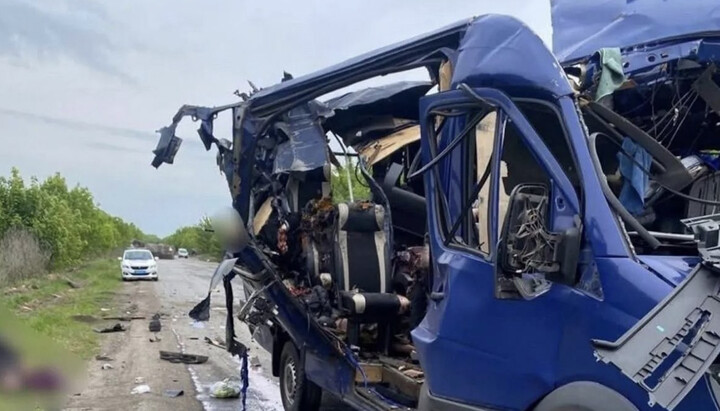 Маршрутний автобус, в який потрапив дрон-камікадзе. Фото: Нацполіція України