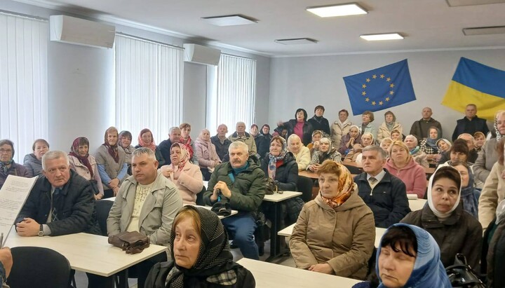 Голосование неизвестных лиц в Черновцах. Фото: Укрнет