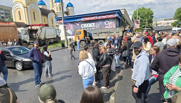 Мусоровози біля хмельницького собору, де має служити Митрополит Онуфрій. Фото: Тг-канал «Попік»