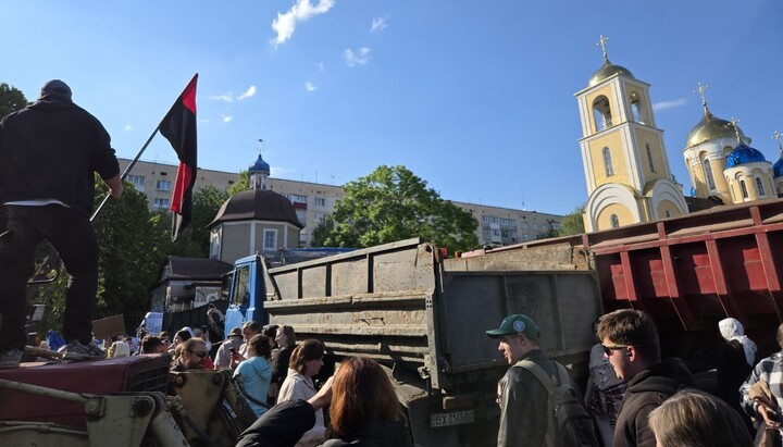 The crowd came to block the service at the St. Nicholas Cathedral of the UOC in Khmelnytskyi. Photo: TG channel "Popik"