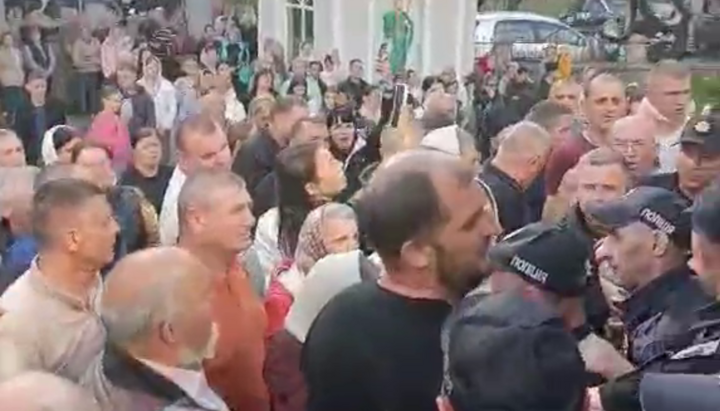 Οι πιστοί της Ουκρανικής Ορθόδοξης Εκκλησίας στην Ουστί-Πουτίλα δεν επιτρέπεται να εισέλθουν στον ναό από την αστυνομία. Φωτογραφία: ΣΠΖ
