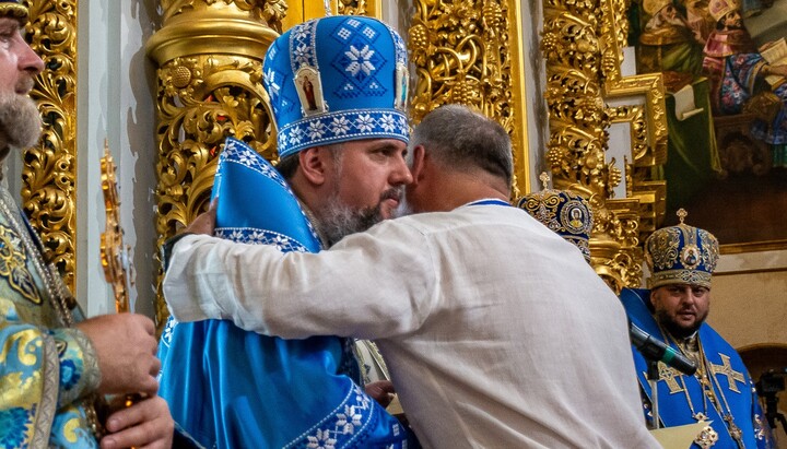 Остапенко дружньо обіймає Сергія Думенка. Фото: Фейсбук заповідника
