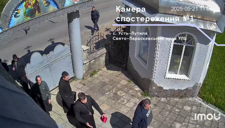 Рейдеры проникли в храм УПЦ Параскевы в Усть-Путиле. Фото: скриншот видео