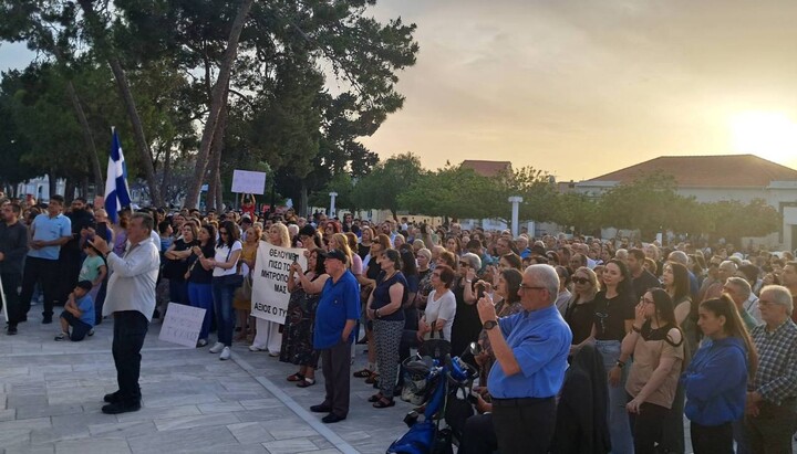 Rally against dismissal of Metropolitan Tychikos held in Paphos