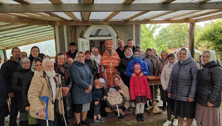 Петропавлівська громада УПЦ в Старих Бросківцях. Фото: Фейсбук «Вірні Чернівецько-Буковинської єпархії УПЦ»
