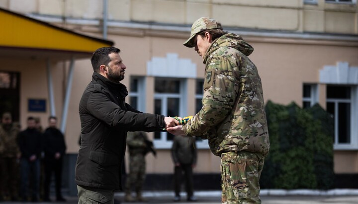 Προκόπενκο λαμβάνει βραβείο από τον Ζελένσκι. Φωτογραφία: Τγ-κανάλι "Αζόβα"