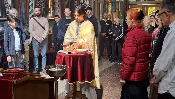 Fr. Blagoje Katić blesses Slava offerings at the “Petrovaradin Gathering.” Photo: Association’s Facebook page