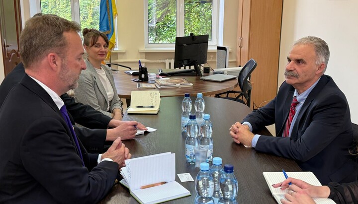 Meeting of Viktor Yelensky with Kyle Parker. Photo: DESS