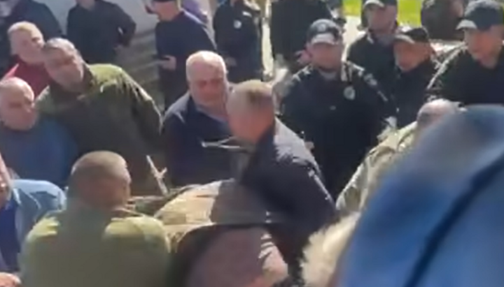 Кадры насилия сторонников ПЦУ против верующих УПЦ возле их храма в Заболотье. Фото: скриншот видео Фейсбук верующих Буковины