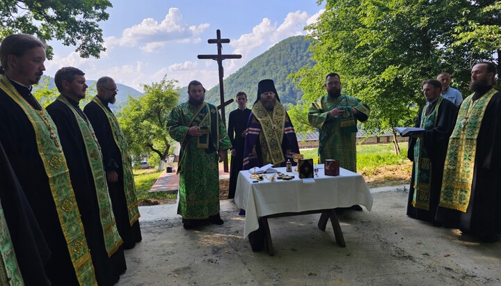Молитва на місці майбутнього храму УПЦ на честь Живоначальної Трійці. Фото: Хустська єпархія