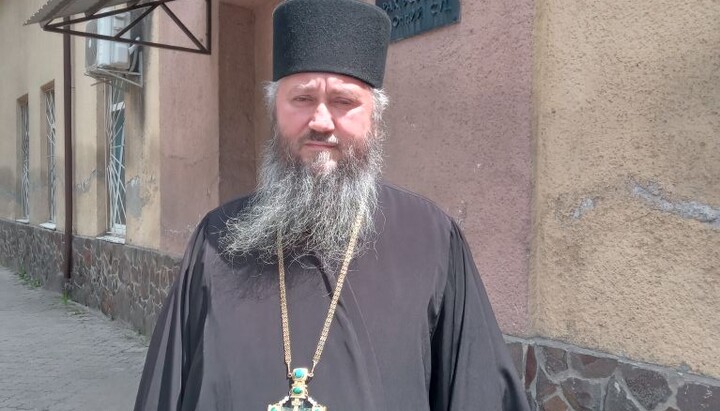 Архімандрит Венедикт (Хромий) біля будівлі суду. Фото: Фейсбук священника