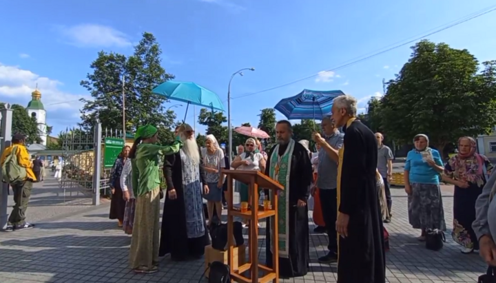 Молитовне стояння біля Києво-Печерської лаври 16 червня 2025 р. Фото: t.me/save_Lavra