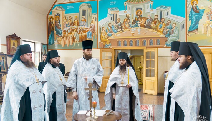 Ακολουθία μνημοσύνου στον ναό της Ουκρανικής Ορθόδοξης Εκκλησίας προς τιμήν του οσίου Ιωάννη Δαμασκηνού της Μονής Ποκρόβσκι. Φωτογραφία: ΚΔΑΚΣ