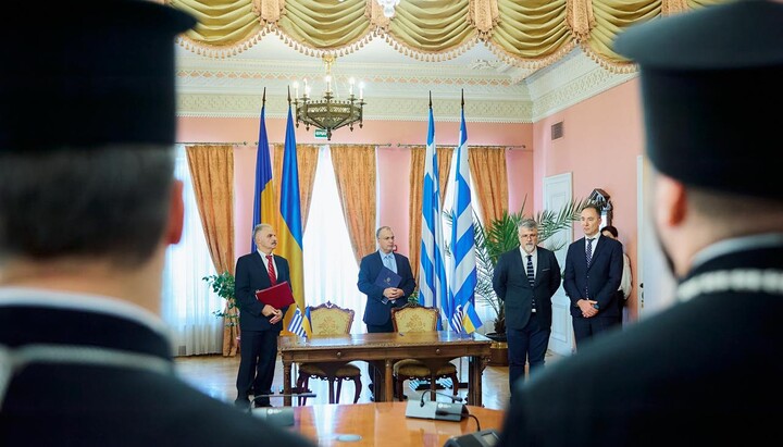 Signing of the memorandum of understanding between SSESS and Greece. Photo: dess.gov.ua