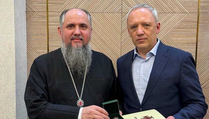 Κλιτσούκ (δεξιά) λαμβάνει από τον Ντουμένκο το παράσημο. Φωτογραφία: Tg-κανάλι Κλιτσούκ