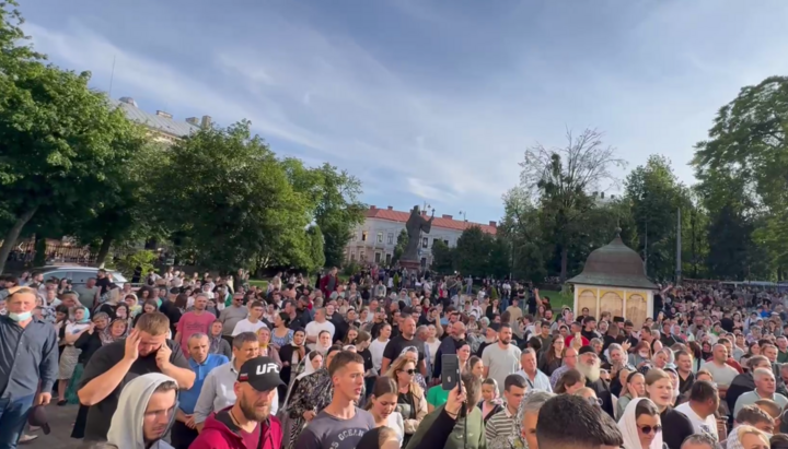 Прихожане УПЦ после освобождения своего собора от боевиков ПЦУ. Фото: СПЖ